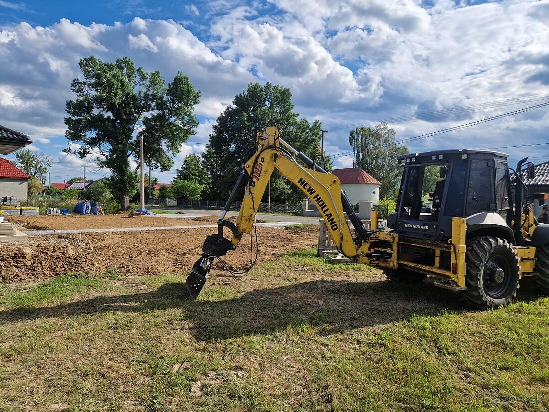 Traktorbáger New Holland s hydraulickým kladivom na pripravovanom pozemku